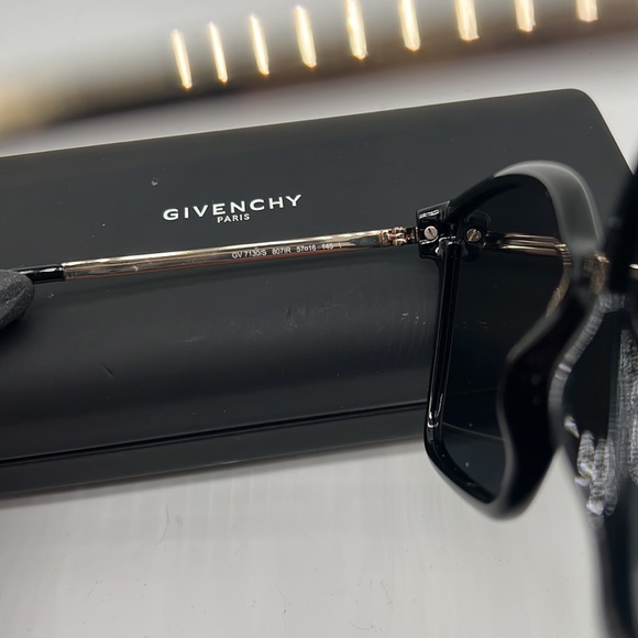 Givenchy - Picture 2 of 3